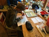 In der Norwegischen Blockhütte schreibt Lukas Wied eine Erdkundearbeit am Einzeltisch