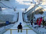 Lukas Wied sitzt auf dem Balken der 90 Meter Olympiaschanze in Lillehammer