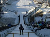 Mika Wunderlich sitzt am Balken auf der 90 Meter Olympiaschanze in Lillehammer